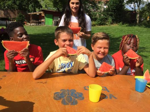 Kinder im Sommer mit Wassermelone