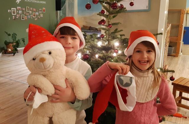 Kinder mit Weihnachtsmütze