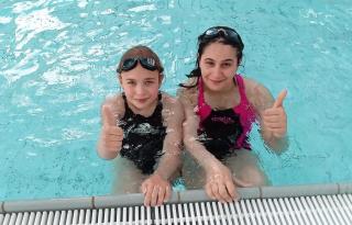 zwei Mädchen im Schwimmbecken