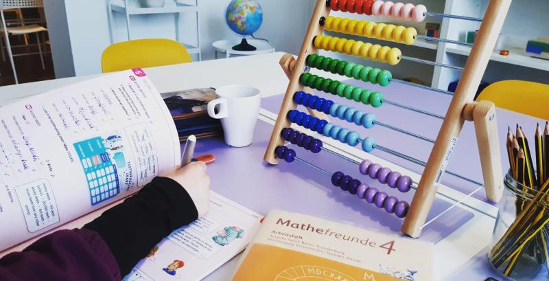 Ein Kind lernt Mathe bei der Nachhilfe
