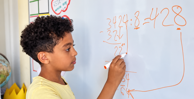 Matheübungen am Whiteboard bei den LernEngeln
