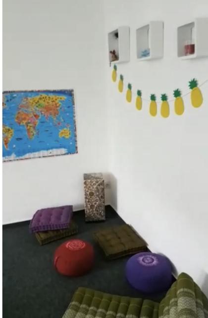 Fröhliche Farben in einem Raum für kostenlose Nachhilfe