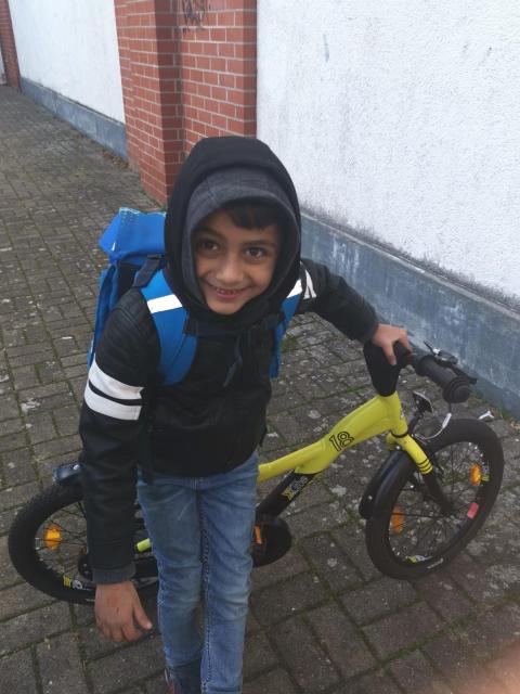 ein Junge mit seinem Fahrrad