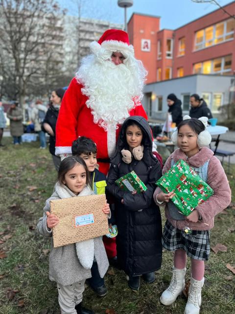 drei Kinder mit Geschenke vom Weihnachtsmann