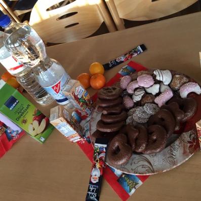Gebäck steht auf dem Tisch