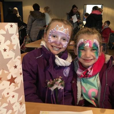 Lachende geschminkte Kinder