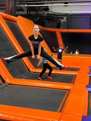 ein Mädchen auf einem Trampolin im Jump House