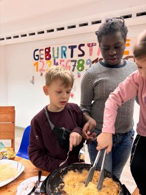 Kinder kochen gemeinsam